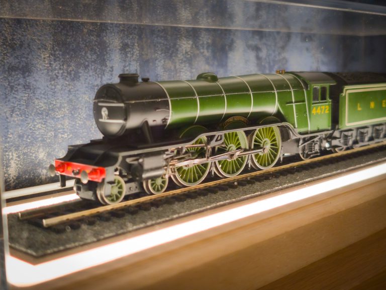 Illuminated OO Gauge / HO Gauge Model Train Display Case