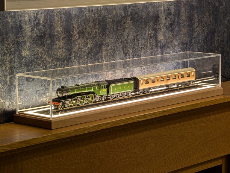 600mm Illuminated OO Gauge Model Train Display Case