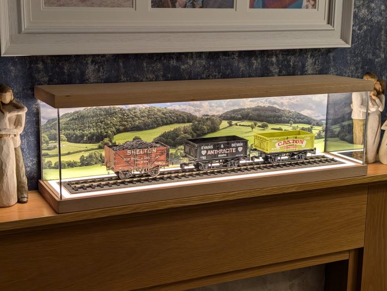 Deluxe O Gauge Display Case – Illuminated