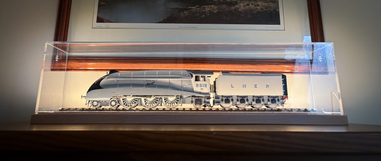 O Gauge Model Display Case – Illuminated