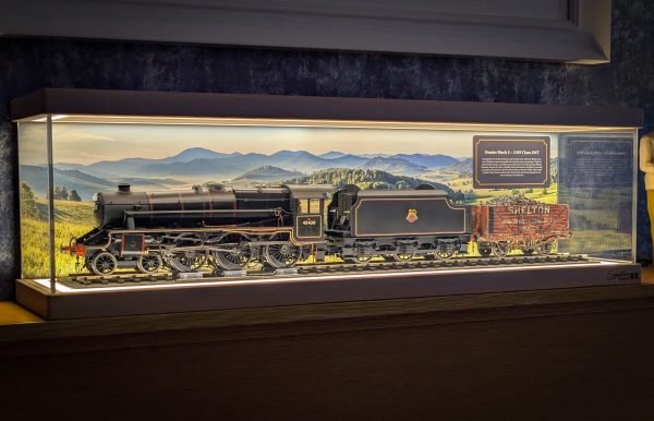 Signature Series O Gauge Rolling Road Illuminated Model Display Case