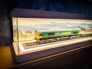 Signature Series OO Gauge Model Display Case – OO Gauge Display Case
