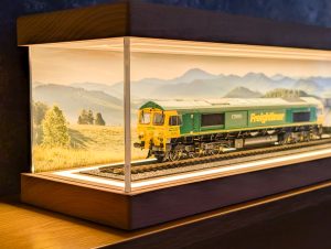 Signature Series OO Gauge Model Display Case – OO Gauge Display Case